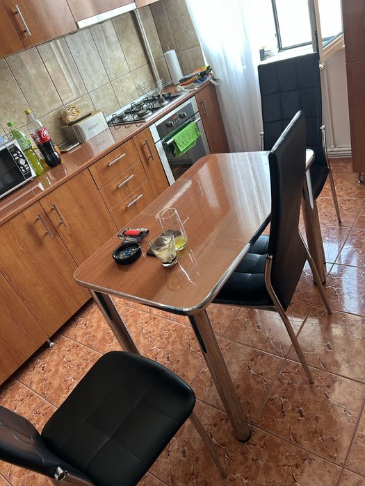 Mobila bucatarie utilata cu masa si corp soldat cuptor si plita