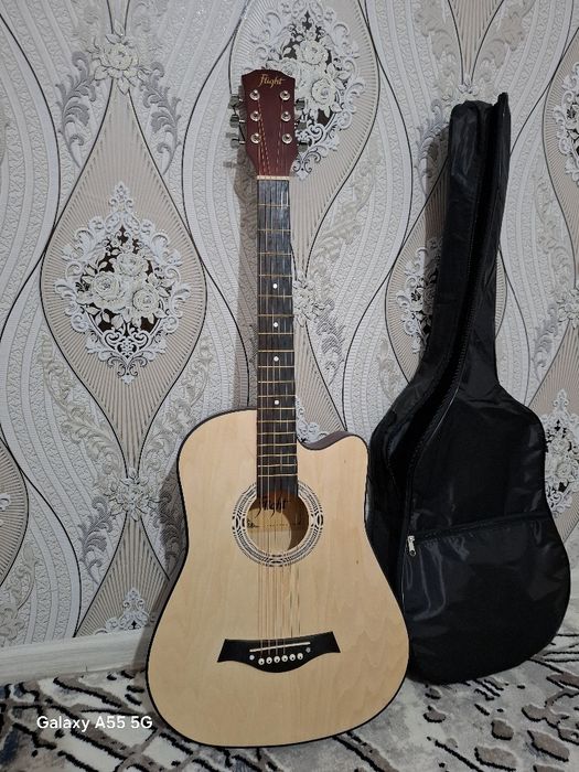 Продаю гитару срочно. В комплект рюкзак аксессуары