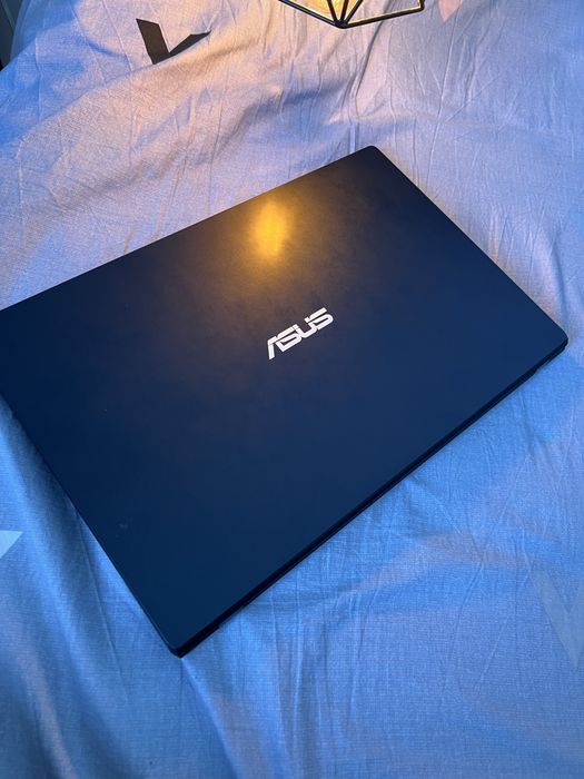 Asus vivobook.