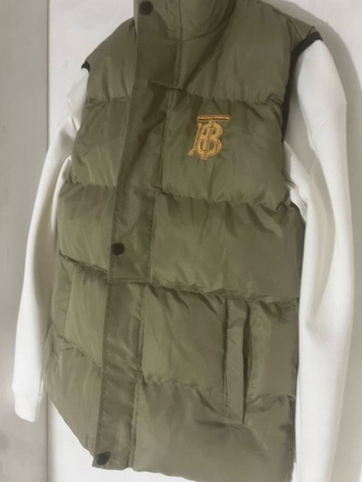 Vesta BURBERRY verde groasă cu logo brodat auriu