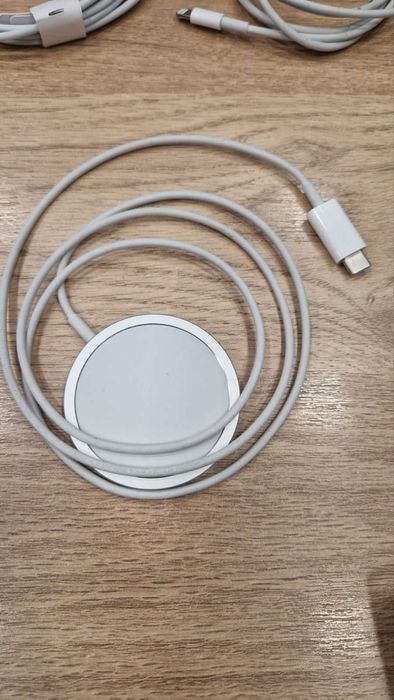 IPhone 14 Pro + зарядно, външ. батерия и безж. зарядно