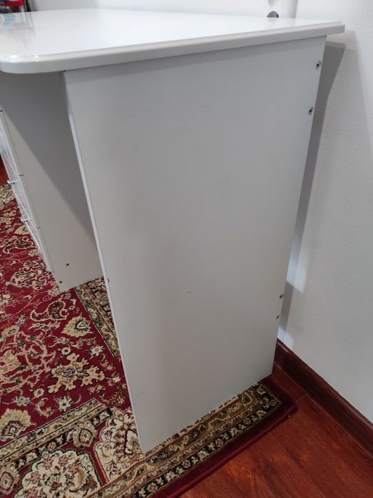 Стол с выдвижными ящиками