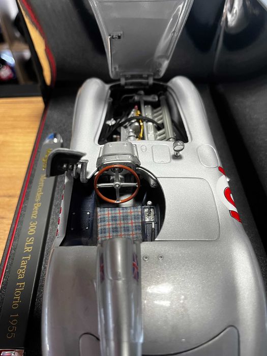 Колекционерки модел метална количка MAISTO MERCEDES 300 SLR  1:18