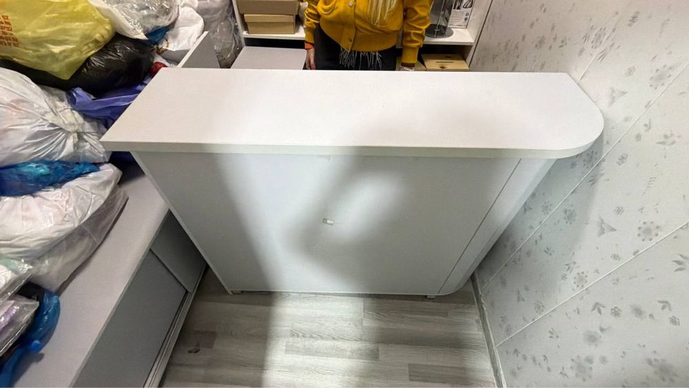 Продается ресепшен с тумбой