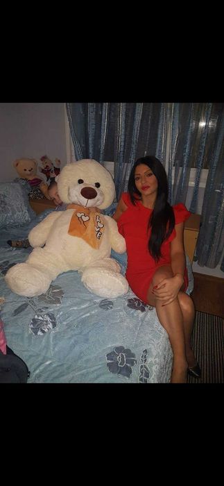 Червена рокля с гол гръб