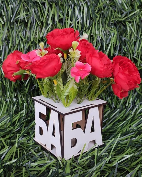 Икебана с дума и вечни цветя.