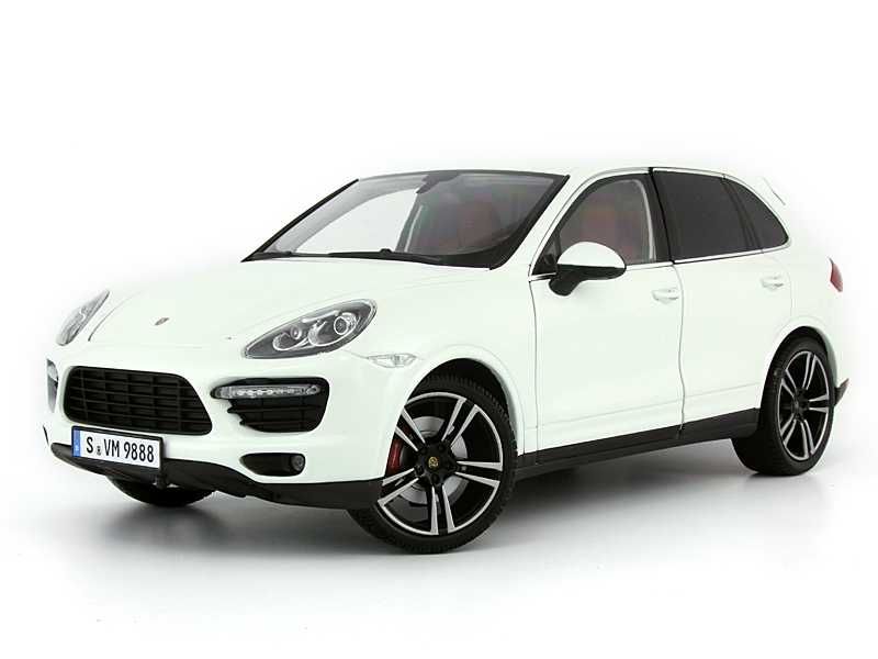 1:18 Porsche Cayenne turbo S white.