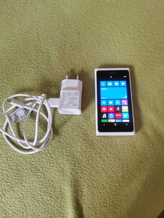 Nokia Lumia 800 cu incarcator si cablu de date