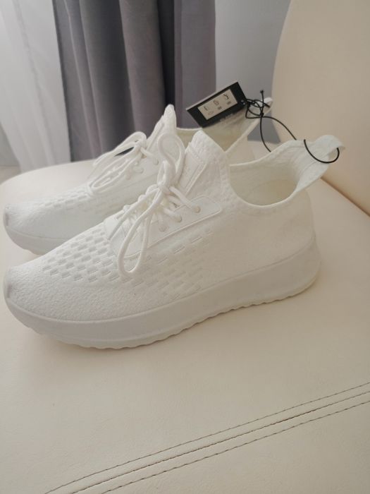 Vând pantofi sport mărimea 40,