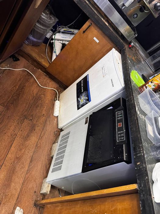 Продам оборудование для кофейни ВИТРИНА СТОЛЫ ДИВАНЫ