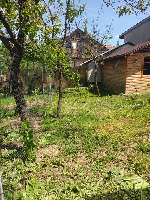 Ofer la închirie casă, curată, mobilată, două dormitoare, bucatarie, hol,