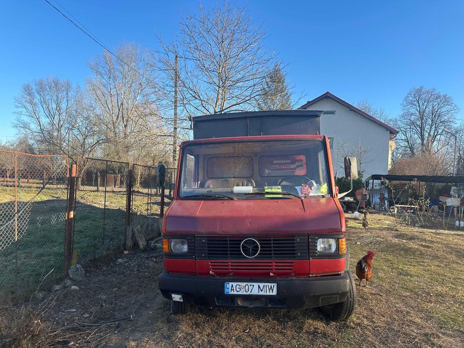 Stupi cu albine și pavilion apicol Mercedes Vario – Afacere la cheie!