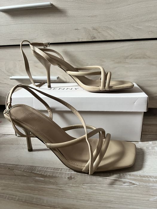 Сандали на ток nude