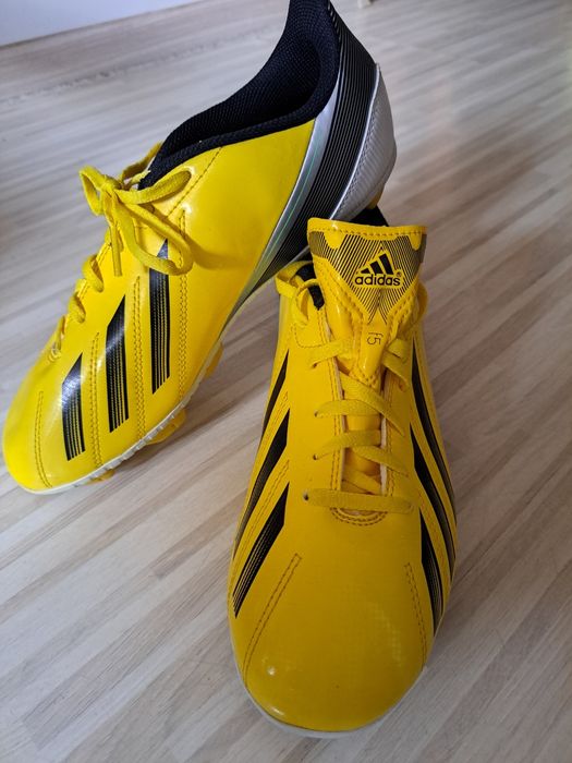 Нови футболни обувки Adidas.