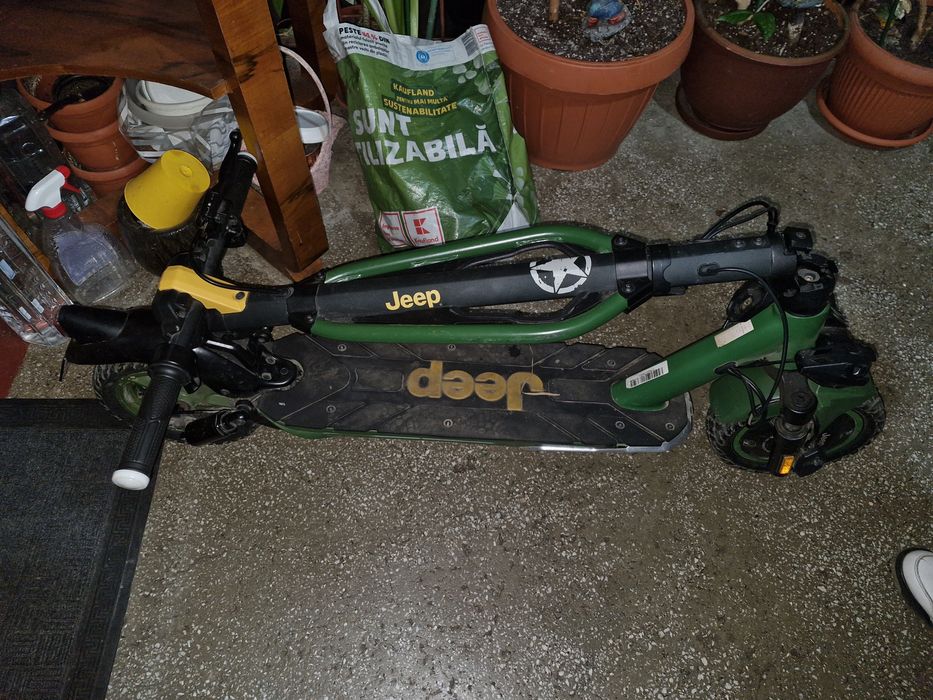 Trotinetă electrică Jeep 2XE Urban Camou – stare foarte bună, 202 km