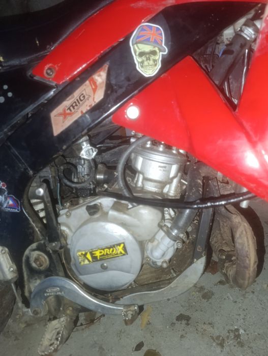 Мотора идва с цяла щата с резервни части и мотора върви отлично