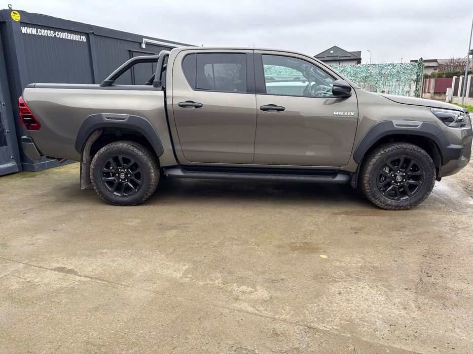 Toyota Hilux Invincible 2025