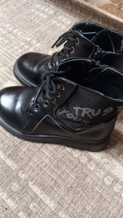 Продам осенние ботинки на девочку