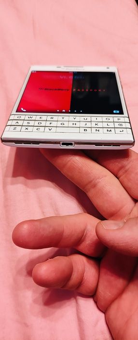 Vând Blackberry pașsport white edition