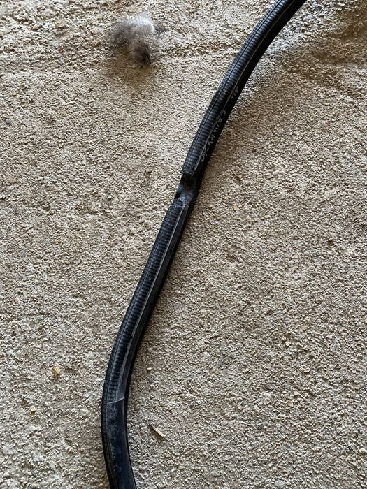 Уплотнитель задней двери камри 70