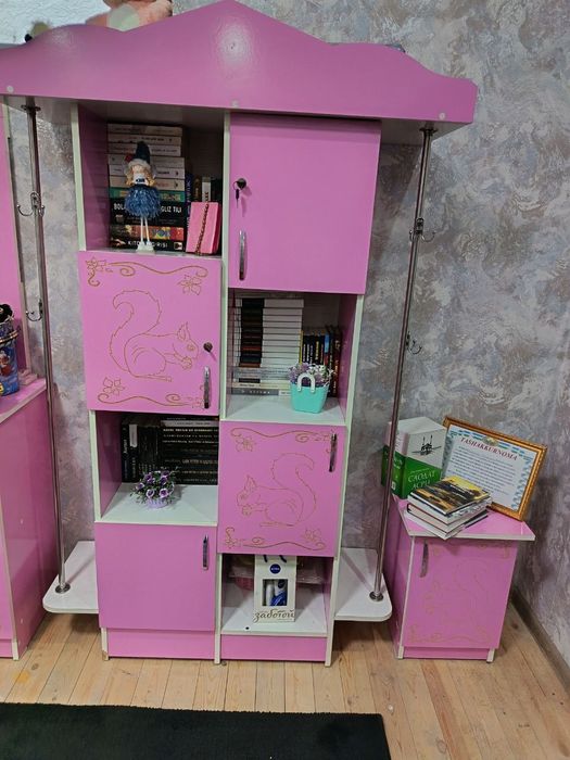 Стенка, прехошка, камот, десткий мебел сотилади. Холати яхши.