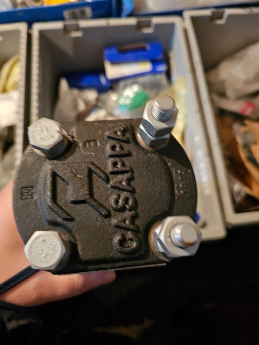 Pompă hidraulică triplă