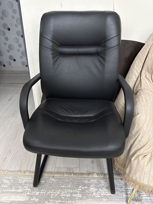 Кожанное офисное кресло