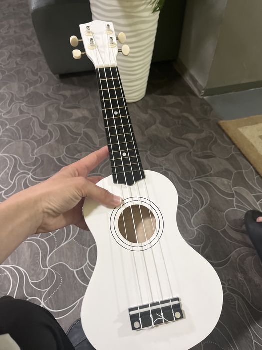 Укулеое почти новый