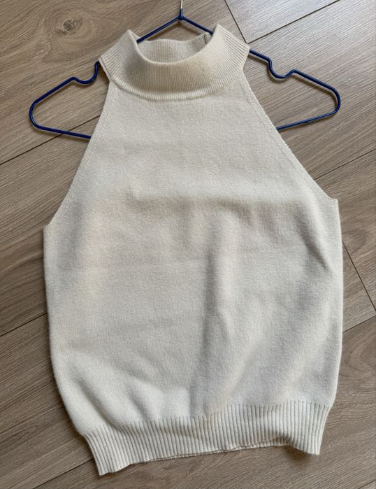 Топ с горлом без рукавов