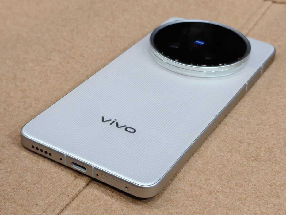 Нов Vivo X200 Ultra 12/256 Silver - Zeiss 50+200+50mpx;SD8 Elite; 6000mAh; 6.82"