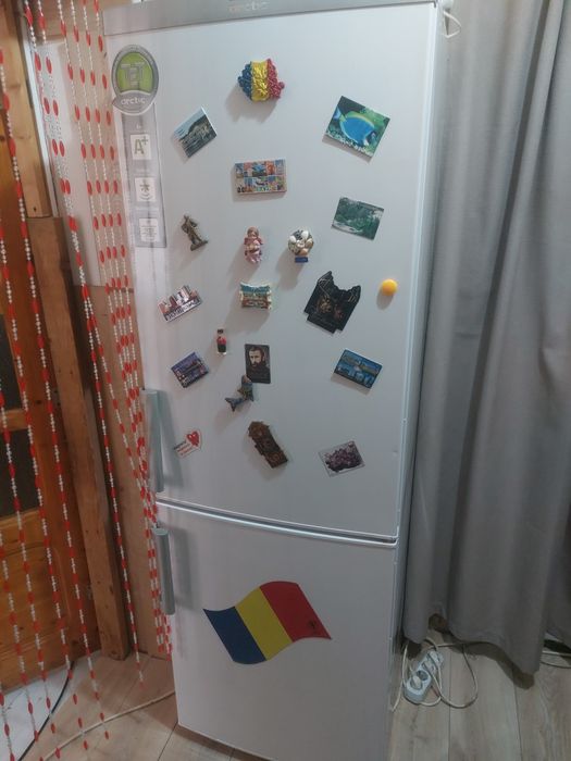 Vând frigider cu congelator