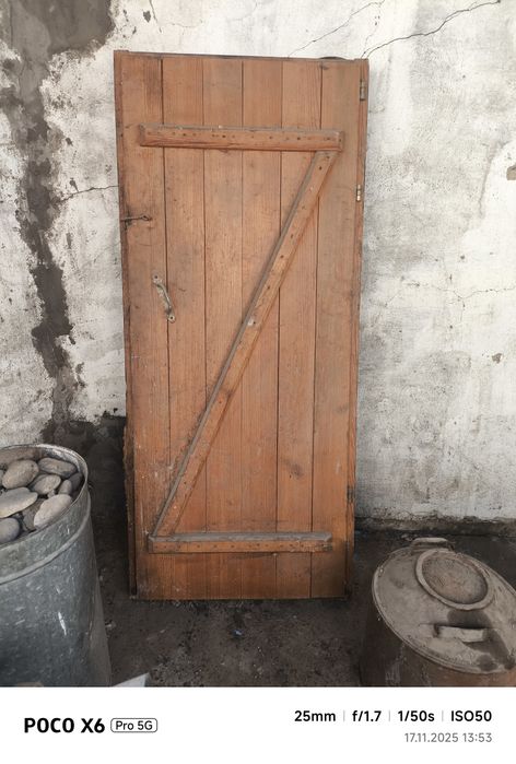 Дверь труба и стол тиска