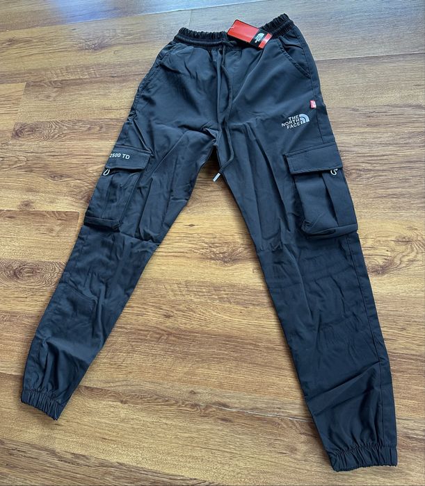 Мъжко,шушлеково,черно долнище The North Face,карго