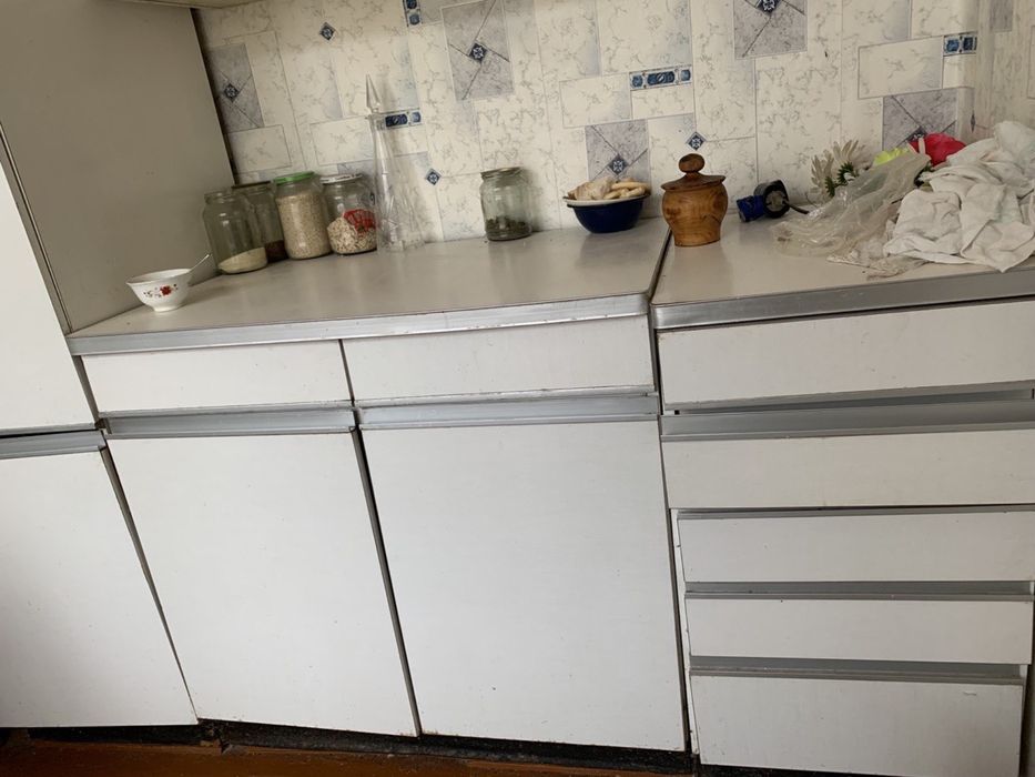 МЕБЕЛЬ: сервант, 2 тумбы  под тв, шифоньер, кух гарнитур, 2 кресла