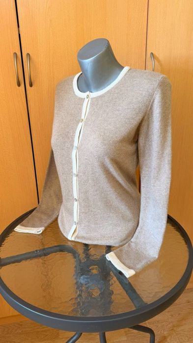 Женска жилетка Италия.Размер М/S.20% Kaшмир, 10%коприна,