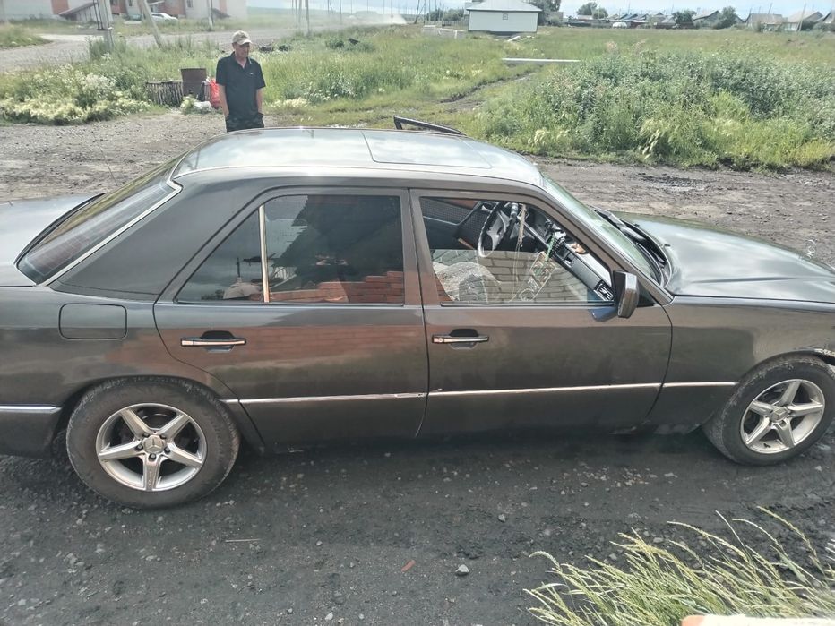 Мерседес 124 на ходу