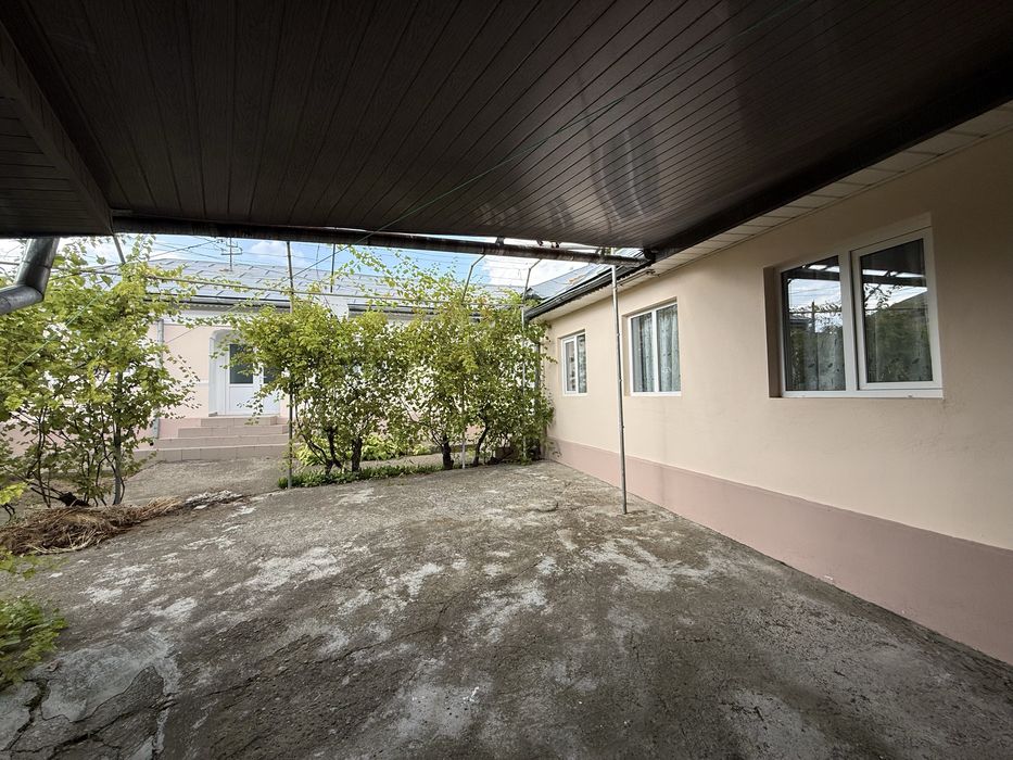 Casa la tara de vanzare