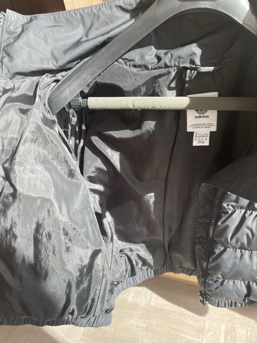 adidas Originals cropped puffer jacket в черно