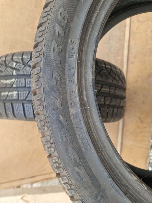 2 Pirelli R18 235/45 Зимни гуми  DOT4320