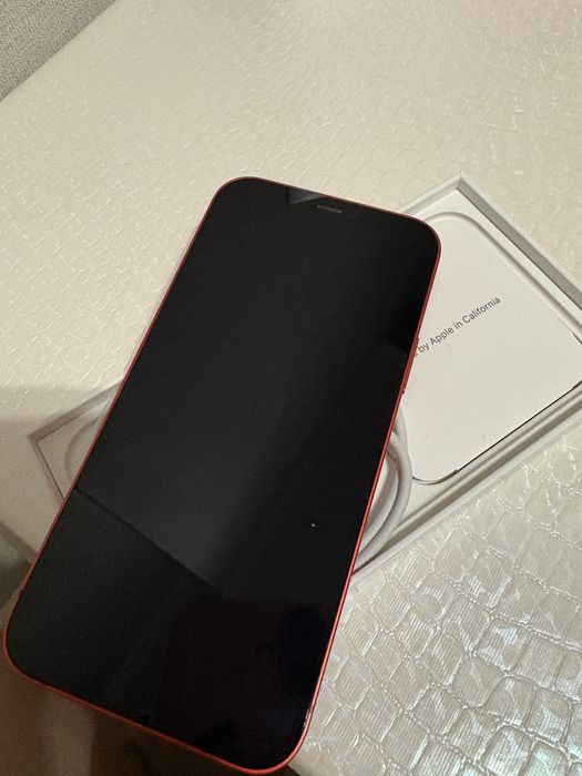 IPHONE 12 красного цвета