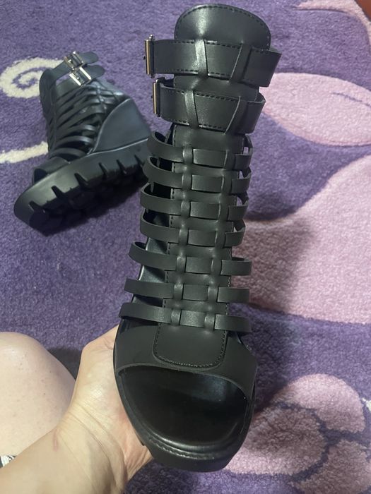 Sandale cu talpa inalta