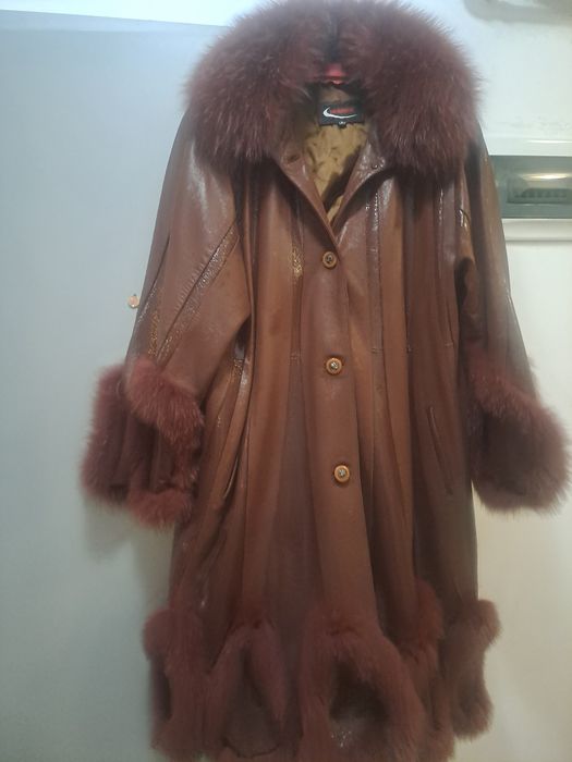 Vând haina de piele cu guler și garnituri din vulpe polara