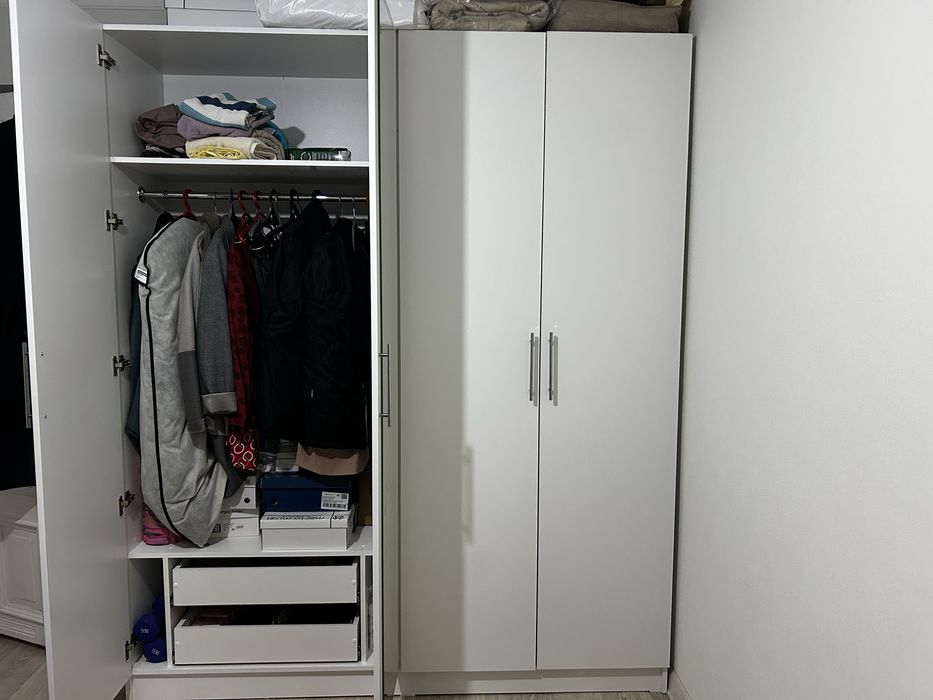 Шкаф с зеркалом .