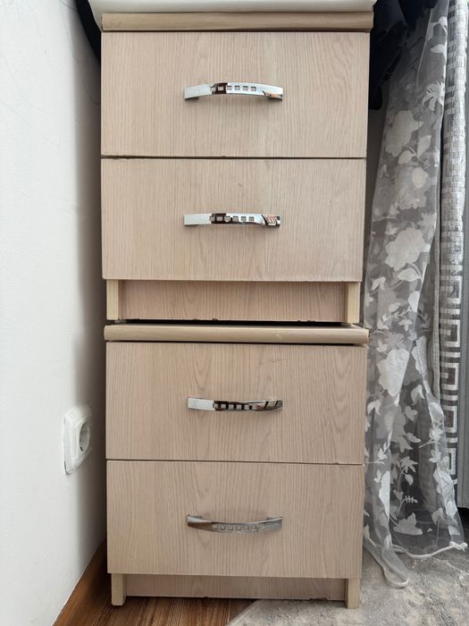 Тумбочки прикроыатные обе за 2000