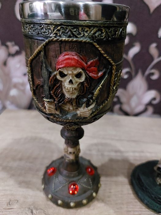 Декаративные стаканы под вино и подсвечник