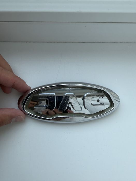 Продам значок на JAC