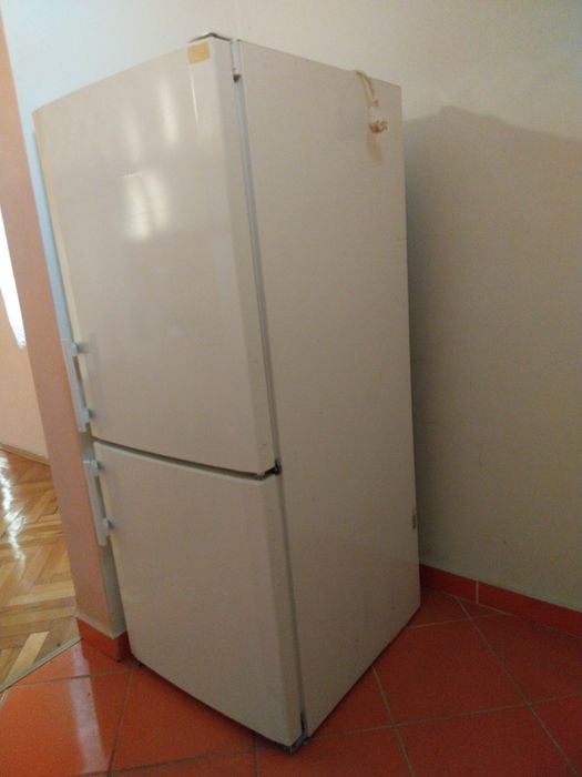 De VÂNZARE combina frigorifică model mai mic un pic decât cea clasica.