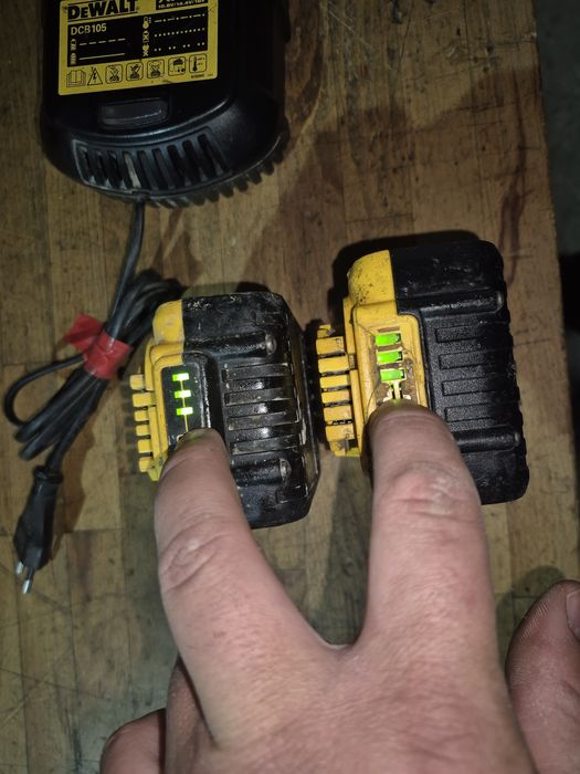 Acumulator DEWALT  18 V 4 si 5 ah incarcator  DCB 118