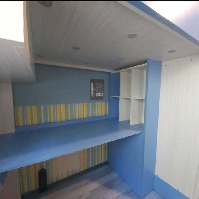 Двуетажно легло с бюро и гардероб