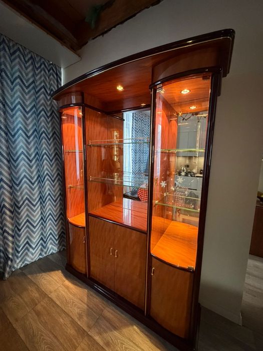 Продам сервант для посуды